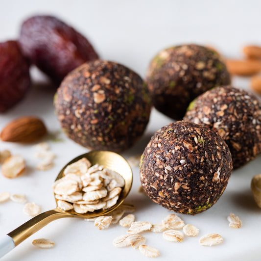 Energy ball con fiocchi di zigolo dolce e datteri: una carica di energia naturale