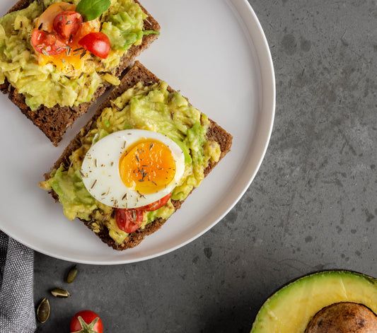 AVOCADO TOAST con pomodorini e mela